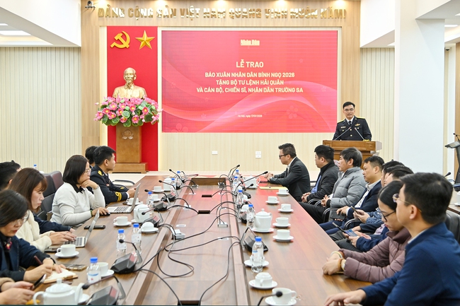 Hơn 5.000 tờ báo Xuân Nhân Dân được trao tặng cho cán bộ, chiến sĩ Hải quân và nhân dân Trường Sa - Ảnh 4. Hơn 5.000 tờ báo Xuân Nhân Dân được trao tặng cho cán bộ, chiến sĩ Hải quân và nhân dân Trường Sa - Ảnh 4.