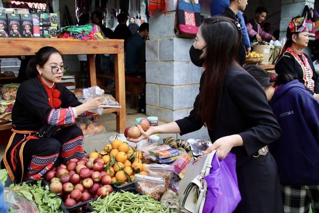 Rộn ràng Phiên chợ vùng cao tại Làng Văn hóa - Du lịch các dân tộc Việt Nam - Ảnh 4. Rộn ràng Phiên chợ vùng cao tại Làng Văn hóa - Du lịch các dân tộc Việt Nam - Ảnh 4.