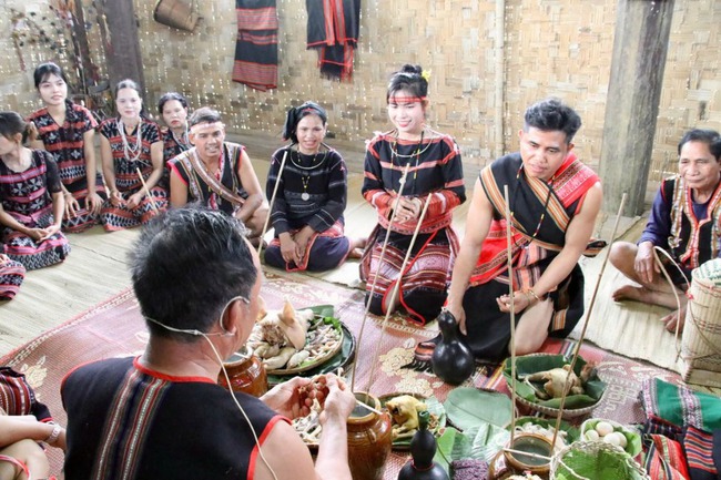 Đắc sắc tái hiện Lễ cưới truyền thống của các dân tộc Tây Nguyên - Ảnh 4.