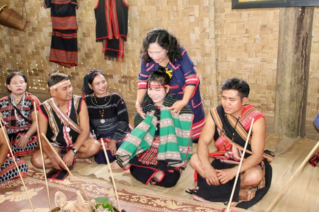 Đắc sắc tái hiện Lễ cưới truyền thống của các dân tộc Tây Nguyên - Ảnh 6.