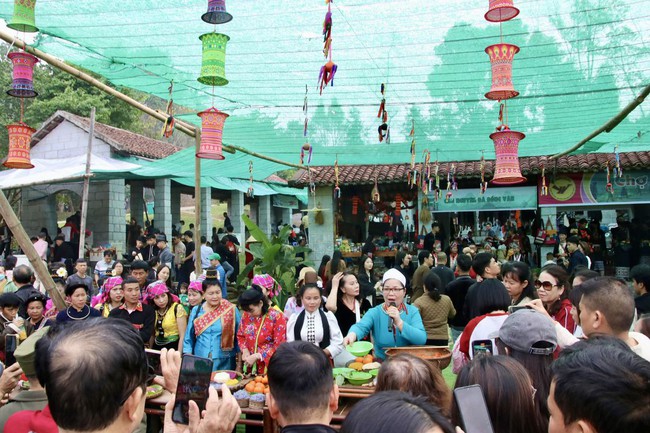 Rộn ràng Phiên chợ vùng cao tại Làng Văn hóa - Du lịch các dân tộc Việt Nam - Ảnh 1. Rộn ràng Phiên chợ vùng cao tại Làng Văn hóa - Du lịch các dân tộc Việt Nam - Ảnh 1.