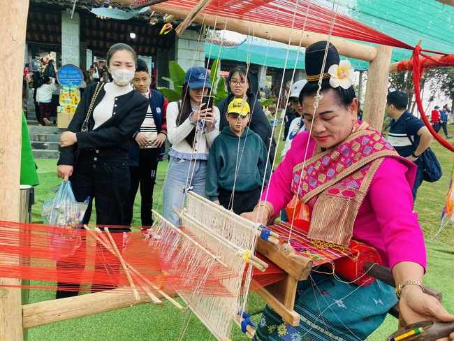 Rộn ràng Phiên chợ vùng cao tại Làng Văn hóa - Du lịch các dân tộc Việt Nam - Ảnh 7. Rộn ràng Phiên chợ vùng cao tại Làng Văn hóa - Du lịch các dân tộc Việt Nam - Ảnh 7.