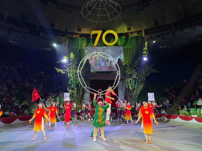 Sôi động các chương trình nghệ thuật chuyên nghiệp chào mừng Đại hội lần thứ XIV của Đảng - Ảnh 4.