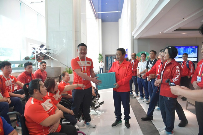 Thứ trưởng Hoàng Đạo Cương thăm và động viên đoàn Thể thao người khuyết tật Việt Nam - Ảnh 2.