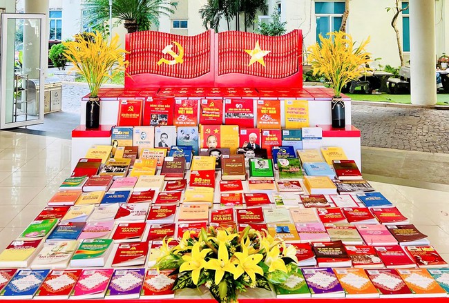 Thư viện Đà Nẵng trưng bày thông tin, giới thiệu sách chào mừng Đại hội XIV của Đảng - Ảnh 1.