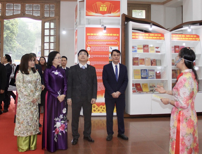 Khai mạc Triển lãm tư liệu “Đảng Cộng sản Việt Nam qua các kỳ Đại hội” - Ảnh 4.