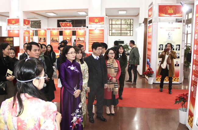 Ảnh: Triển lãm 800 tư liệu “Đảng Cộng sản Việt Nam qua các kỳ Đại hội” chào mừng thành công Đại hội lần thứ XIV của Đảng - Ảnh 2. Ảnh: Triển lãm 800 tư liệu “Đảng Cộng sản Việt Nam qua các kỳ Đại hội” chào mừng thành công Đại hội lần thứ XIV của Đảng - Ảnh 2.