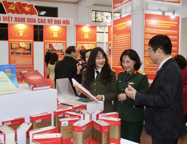 Ảnh: Triển lãm 800 tư liệu “Đảng Cộng sản Việt Nam qua các kỳ Đại hội” chào mừng thành công Đại hội lần thứ XIV của Đảng - Ảnh 6. Ảnh: Triển lãm 800 tư liệu “Đảng Cộng sản Việt Nam qua các kỳ Đại hội” chào mừng thành công Đại hội lần thứ XIV của Đảng - Ảnh 6.