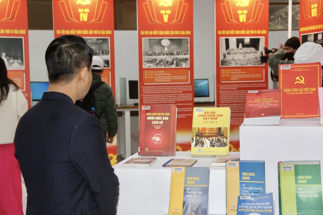 Ảnh: Triển lãm 800 tư liệu “Đảng Cộng sản Việt Nam qua các kỳ Đại hội” chào mừng thành công Đại hội lần thứ XIV của Đảng - Ảnh 7. Ảnh: Triển lãm 800 tư liệu “Đảng Cộng sản Việt Nam qua các kỳ Đại hội” chào mừng thành công Đại hội lần thứ XIV của Đảng - Ảnh 7.