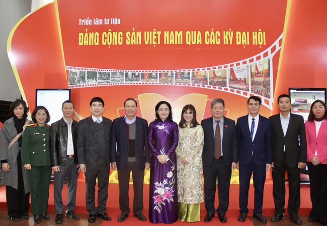 Khai mạc Triển lãm tư liệu “Đảng Cộng sản Việt Nam qua các kỳ Đại hội” - Ảnh 5.