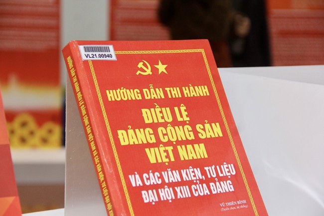 Ảnh: Triển lãm 800 tư liệu “Đảng Cộng sản Việt Nam qua các kỳ Đại hội” chào mừng thành công Đại hội lần thứ XIV của Đảng - Ảnh 8. Ảnh: Triển lãm 800 tư liệu “Đảng Cộng sản Việt Nam qua các kỳ Đại hội” chào mừng thành công Đại hội lần thứ XIV của Đảng - Ảnh 8.