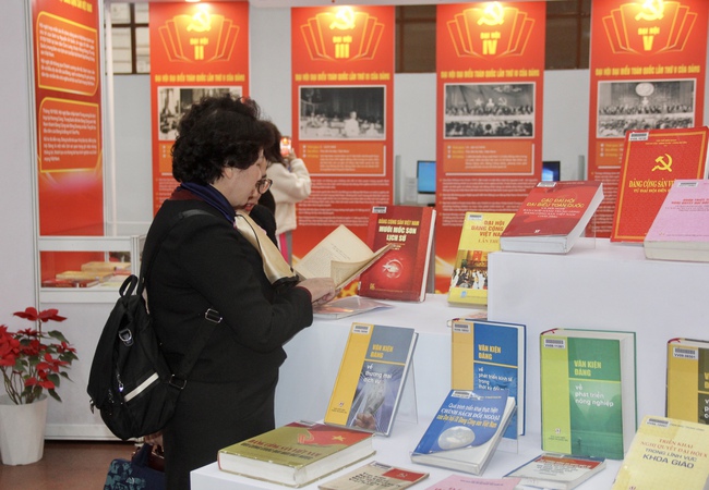 Ảnh: Triển lãm 800 tư liệu “Đảng Cộng sản Việt Nam qua các kỳ Đại hội” chào mừng thành công Đại hội lần thứ XIV của Đảng - Ảnh 10. Ảnh: Triển lãm 800 tư liệu “Đảng Cộng sản Việt Nam qua các kỳ Đại hội” chào mừng thành công Đại hội lần thứ XIV của Đảng - Ảnh 10.