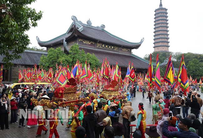Ninh Bình: Tăng cường công tác quản lý và tổ chức lễ hội trên địa bàn tỉnh - Ảnh 1.
