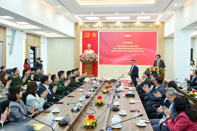 Trao 40.000 báo Xuân Bính Ngọ 2026 tới cán bộ, chiến sĩ biên giới và hải đảo - Ảnh 4. Trao 40.000 báo Xuân Bính Ngọ 2026 tới cán bộ, chiến sĩ biên giới và hải đảo - Ảnh 4.