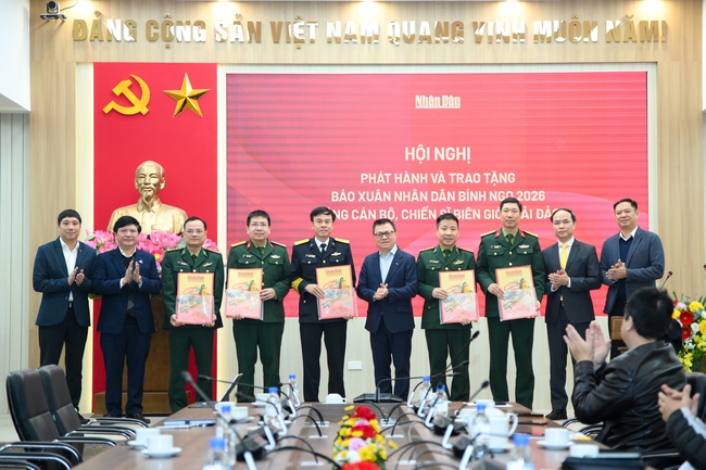 Trao 40.000 báo Xuân Bính Ngọ 2026 tới cán bộ, chiến sĩ biên giới và hải đảo - Ảnh 3. Trao 40.000 báo Xuân Bính Ngọ 2026 tới cán bộ, chiến sĩ biên giới và hải đảo - Ảnh 3.