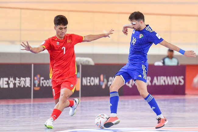 VCK Futsal châu Á 2026: Rượt đuổi mãn nhãn, Việt Nam hạ Kuwait 5-4 ngày ra quân - Ảnh 1. VCK Futsal châu Á 2026: Rượt đuổi mãn nhãn, Việt Nam hạ Kuwait 5-4 ngày ra quân - Ảnh 1.