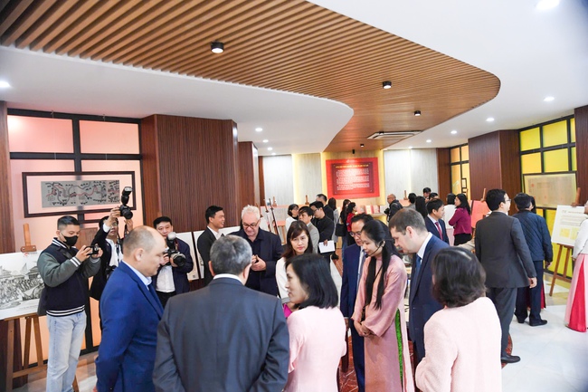 Đưa di sản tư liệu và tài liệu lưu trữ quốc gia đến gần hơn với công chúng - Ảnh 9. Đưa di sản tư liệu và tài liệu lưu trữ quốc gia đến gần hơn với công chúng - Ảnh 9.