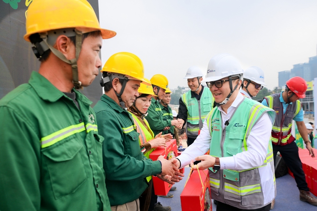 "Xây Tết" cho hơn 1.100 công nhân xây dựng tại Hà Nội - Ảnh 3. "Xây Tết" cho hơn 1.100 công nhân xây dựng tại Hà Nội - Ảnh 3.