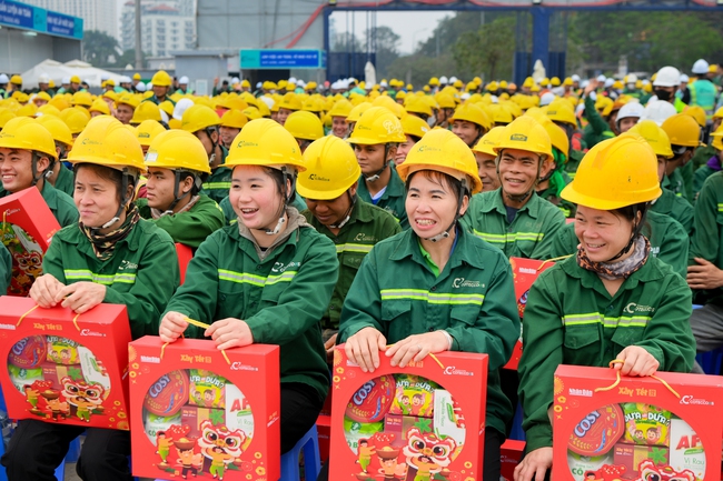 "Xây Tết" cho hơn 1.100 công nhân xây dựng tại Hà Nội - Ảnh 5. "Xây Tết" cho hơn 1.100 công nhân xây dựng tại Hà Nội - Ảnh 5.