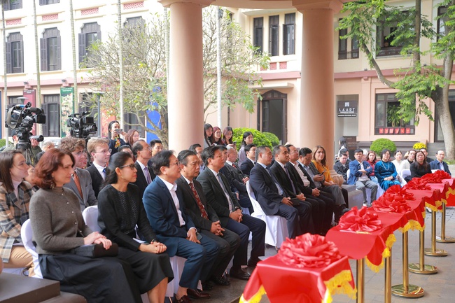 Trưng bày 60 tác phẩm tại triển lãm "Ngựa trong nghệ thuật tạo hình" - Ảnh 1.