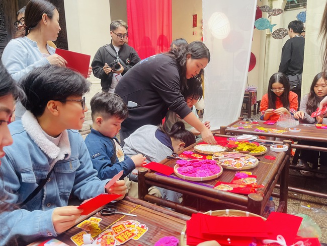 "Đủ 5 đủ Tết" - Điểm giao thoa giữa ký ức xưa và nhịp sống hiện đại - Ảnh 10. "Đủ 5 đủ Tết" - Điểm giao thoa giữa ký ức xưa và nhịp sống hiện đại - Ảnh 10.