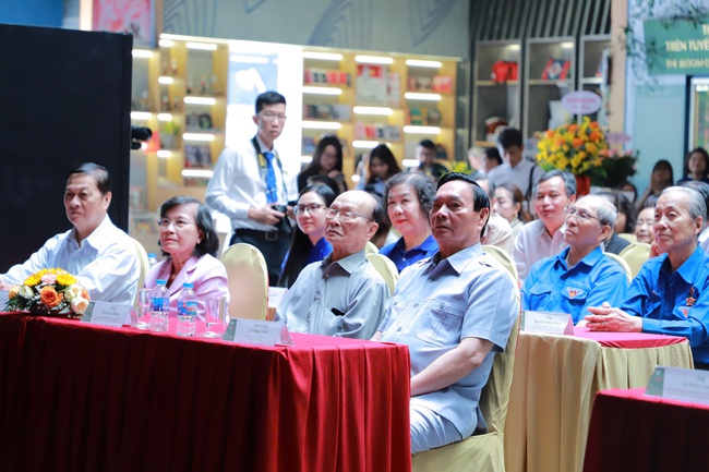 Khai mạc triển lãm trưng bày chuyên đề “Thời thanh xuân trên tuyến đường 1C huyền thoại” - Ảnh 2.