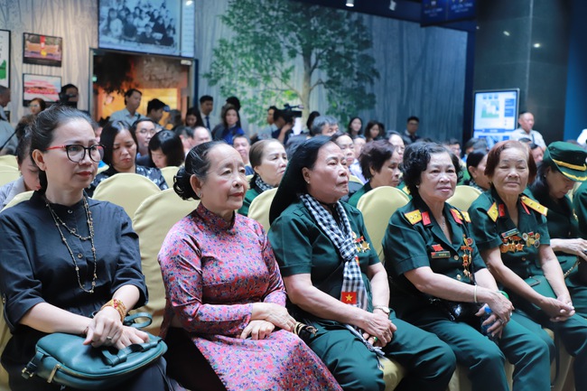 Khai mạc triển lãm trưng bày chuyên đề “Thời thanh xuân trên tuyến đường 1C huyền thoại” - Ảnh 3.