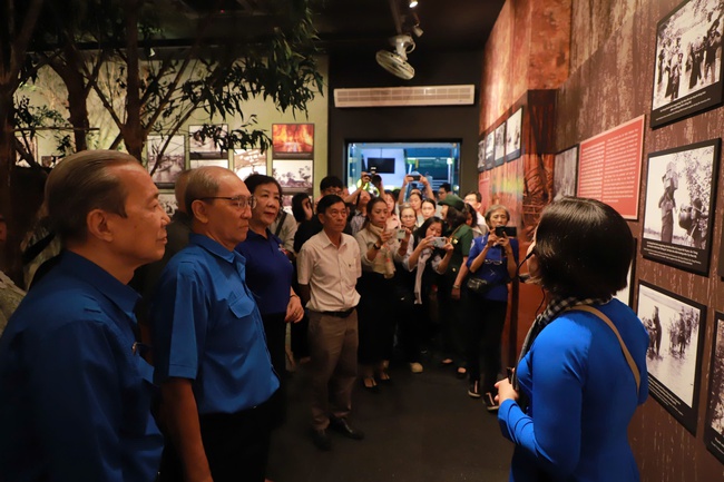 Khai mạc triển lãm trưng bày chuyên đề “Thời thanh xuân trên tuyến đường 1C huyền thoại” - Ảnh 12.