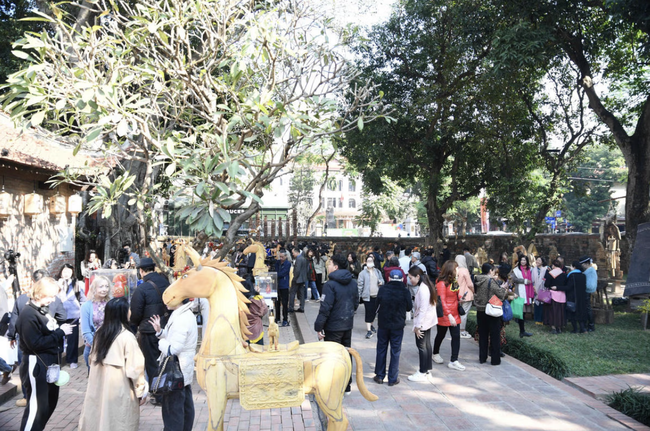 “Ngựa về phố”: sắc xuân Bính Ngọ trong không gian Văn Miếu – Quốc Tử Giám - Ảnh 12. “Ngựa về phố”: sắc xuân Bính Ngọ trong không gian Văn Miếu – Quốc Tử Giám - Ảnh 12.