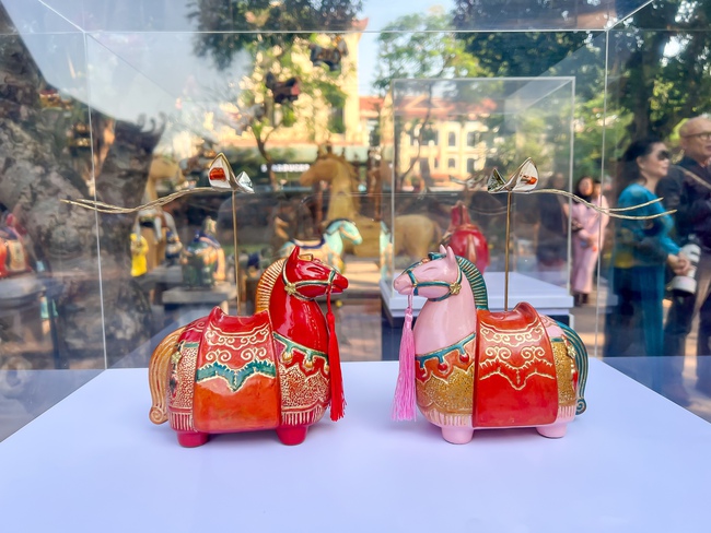 “Ngựa về phố”: sắc xuân Bính Ngọ trong không gian Văn Miếu – Quốc Tử Giám - Ảnh 6. “Ngựa về phố”: sắc xuân Bính Ngọ trong không gian Văn Miếu – Quốc Tử Giám - Ảnh 6.