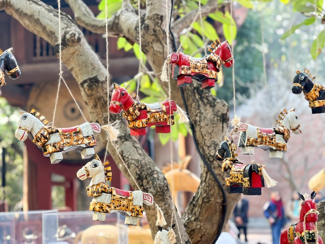“Ngựa về phố”: sắc xuân Bính Ngọ trong không gian Văn Miếu – Quốc Tử Giám - Ảnh 10. “Ngựa về phố”: sắc xuân Bính Ngọ trong không gian Văn Miếu – Quốc Tử Giám - Ảnh 10.
