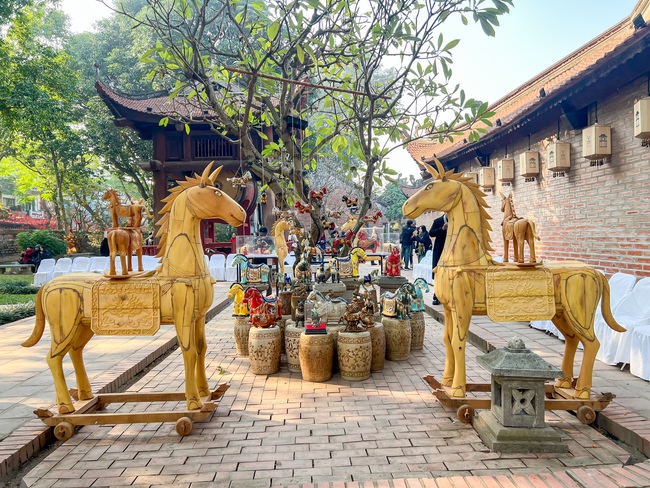 “Ngựa về phố”: sắc xuân Bính Ngọ trong không gian Văn Miếu – Quốc Tử Giám - Ảnh 4. “Ngựa về phố”: sắc xuân Bính Ngọ trong không gian Văn Miếu – Quốc Tử Giám - Ảnh 4.