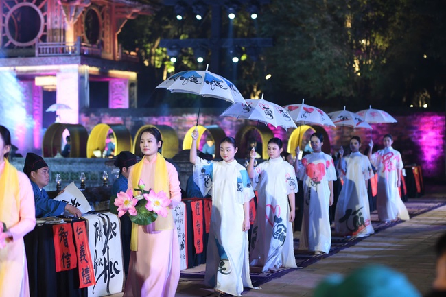 Tôn vinh truyền thống hiếu học qua chương trình nghệ thuật tại Văn Miếu – Quốc Tử Giám - Ảnh 8. Tôn vinh truyền thống hiếu học qua chương trình nghệ thuật tại Văn Miếu – Quốc Tử Giám - Ảnh 8.