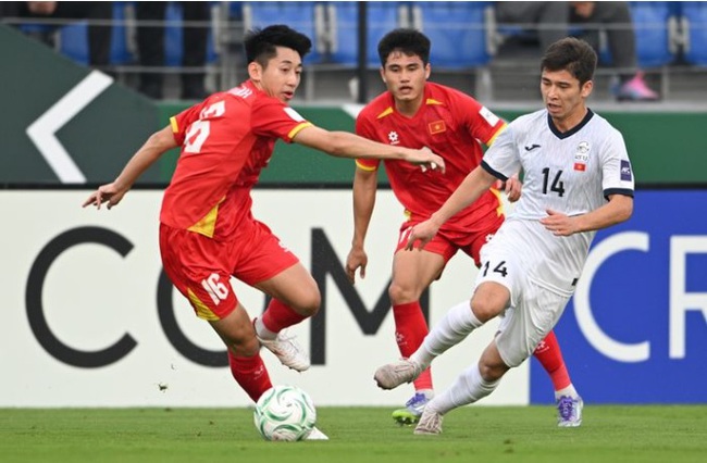 Đánh bại U23 Kyrgyzstan, U23 Việt Nam nắm chắc cơ hội đi tiếp - Ảnh 1.