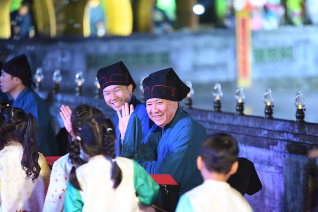 Tôn vinh truyền thống hiếu học qua chương trình nghệ thuật tại Văn Miếu – Quốc Tử Giám - Ảnh 9. Tôn vinh truyền thống hiếu học qua chương trình nghệ thuật tại Văn Miếu – Quốc Tử Giám - Ảnh 9.