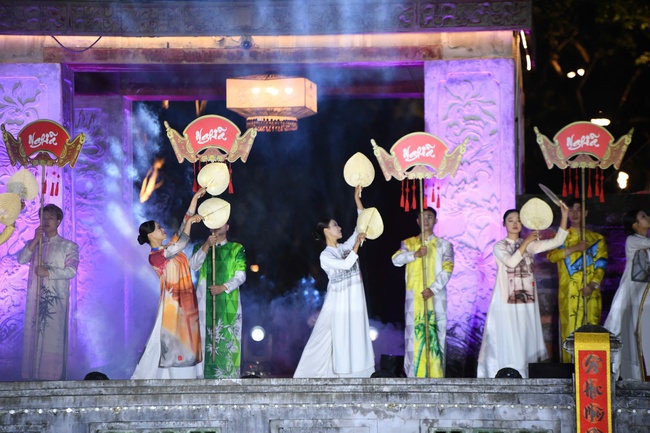 Tôn vinh truyền thống hiếu học qua chương trình nghệ thuật tại Văn Miếu – Quốc Tử Giám - Ảnh 3. Tôn vinh truyền thống hiếu học qua chương trình nghệ thuật tại Văn Miếu – Quốc Tử Giám - Ảnh 3.