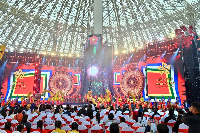 Thủ tướng dự tổng duyệt Lễ khai mạc Hội chợ Mùa Xuân 2026 - Ảnh 8. Thủ tướng dự tổng duyệt Lễ khai mạc Hội chợ Mùa Xuân 2026 - Ảnh 8.