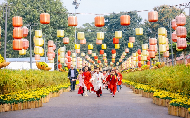 Rực rỡ Đường hoa Tết tại di sản Hoàng thành Thăng Long - Ảnh 3.