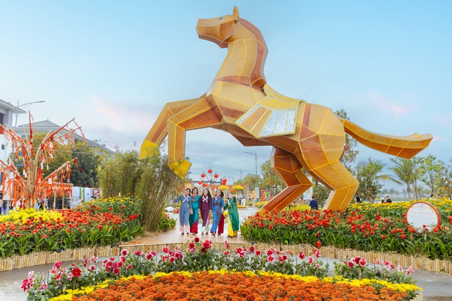 Rực rỡ Đường hoa Tết tại di sản Hoàng thành Thăng Long - Ảnh 4.