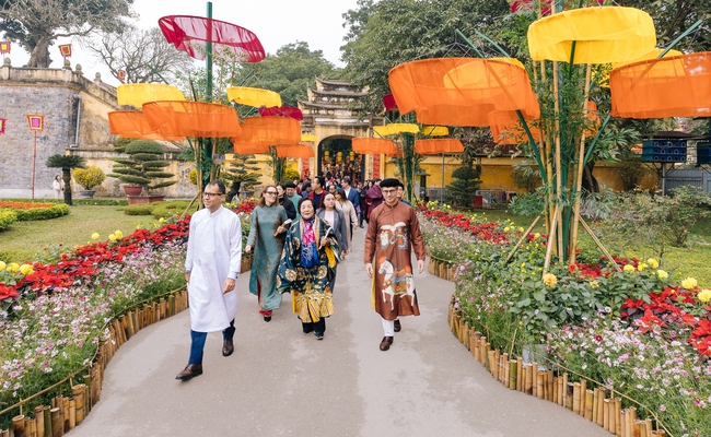 Rực rỡ Đường hoa Tết tại di sản Hoàng thành Thăng Long - Ảnh 1.