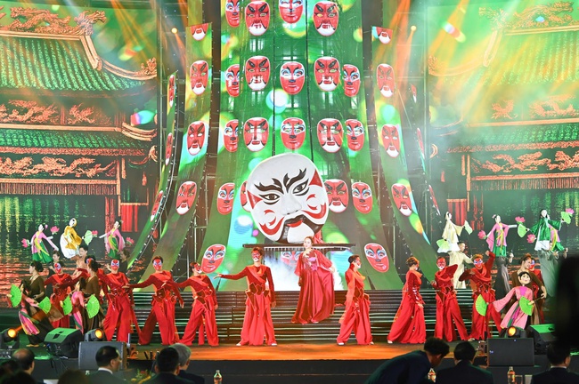 Ảnh: Thủ tướng Phạm Minh Chính dự lễ bế mạc Hội chợ mùa Xuân lần thứ nhất năm 2026 - Ảnh 8. Ảnh: Thủ tướng Phạm Minh Chính dự lễ bế mạc Hội chợ mùa Xuân lần thứ nhất năm 2026 - Ảnh 8.