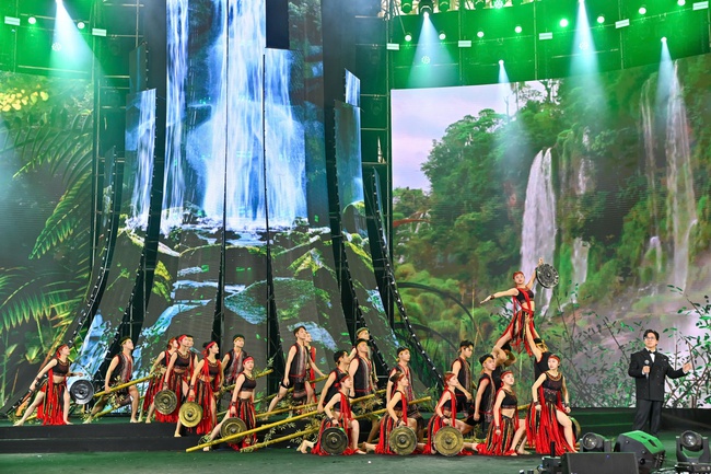 Phó Thủ tướng Bùi Thanh Sơn dự tổng duyệt Lễ bế mạc Hội chợ Mùa Xuân 2026 - Ảnh 5. Phó Thủ tướng Bùi Thanh Sơn dự tổng duyệt Lễ bế mạc Hội chợ Mùa Xuân 2026 - Ảnh 5.