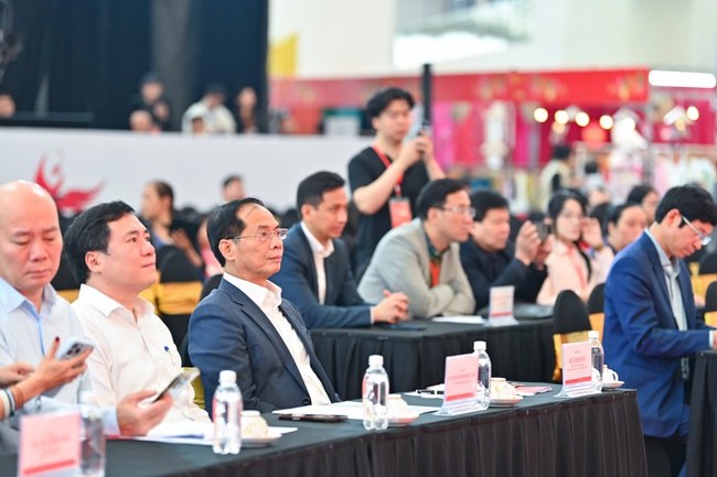 Phó Thủ tướng Bùi Thanh Sơn dự tổng duyệt Lễ bế mạc Hội chợ Mùa Xuân 2026 - Ảnh 1. Phó Thủ tướng Bùi Thanh Sơn dự tổng duyệt Lễ bế mạc Hội chợ Mùa Xuân 2026 - Ảnh 1.