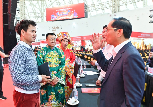 Phó Thủ tướng Bùi Thanh Sơn dự tổng duyệt Lễ bế mạc Hội chợ Mùa Xuân 2026 - Ảnh 2. Phó Thủ tướng Bùi Thanh Sơn dự tổng duyệt Lễ bế mạc Hội chợ Mùa Xuân 2026 - Ảnh 2.