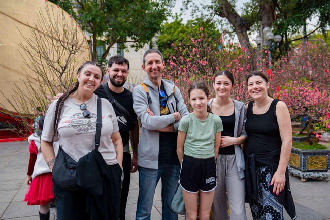 Du khách tấp nập check-in không gian hoa xuân ấn tượng giữa lòng Hà Nội - Ảnh 7. Du khách tấp nập check-in không gian hoa xuân ấn tượng giữa lòng Hà Nội - Ảnh 7.