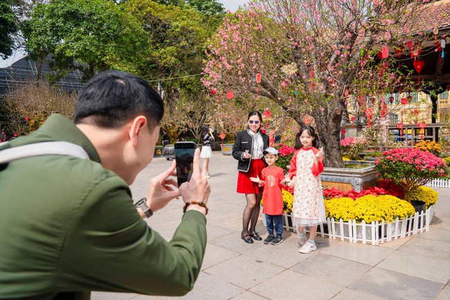 Du khách tấp nập check-in không gian hoa xuân ấn tượng giữa lòng Hà Nội - Ảnh 1. Du khách tấp nập check-in không gian hoa xuân ấn tượng giữa lòng Hà Nội - Ảnh 1.