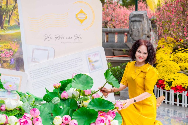 Du khách tấp nập check-in không gian hoa xuân ấn tượng giữa lòng Hà Nội - Ảnh 6. Du khách tấp nập check-in không gian hoa xuân ấn tượng giữa lòng Hà Nội - Ảnh 6.