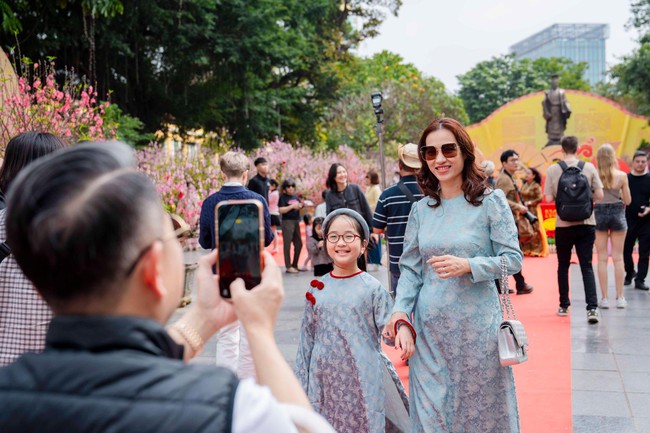 Du khách tấp nập check-in không gian hoa xuân ấn tượng giữa lòng Hà Nội - Ảnh 8. Du khách tấp nập check-in không gian hoa xuân ấn tượng giữa lòng Hà Nội - Ảnh 8.