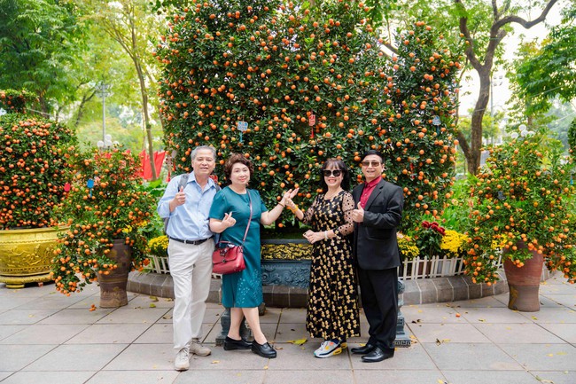 Du khách tấp nập check-in không gian hoa xuân ấn tượng giữa lòng Hà Nội - Ảnh 5. Du khách tấp nập check-in không gian hoa xuân ấn tượng giữa lòng Hà Nội - Ảnh 5.