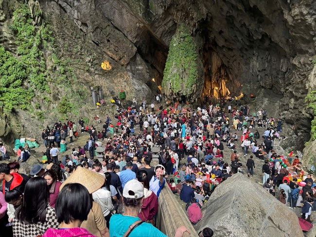 Hệ thống camera AI và thiết bị flycam được vận hành để đảm bảo an ninh, an toàn tại Lễ hội Du lịch Chùa Hương 2026 - Ảnh 2. Hệ thống camera AI và thiết bị flycam được vận hành để đảm bảo an ninh, an toàn tại Lễ hội Du lịch Chùa Hương 2026 - Ảnh 2.